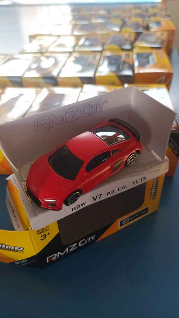 Audi R8 coupè 1/64 rossa RMZ City