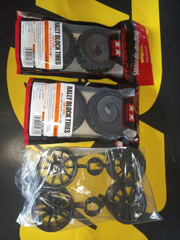 set treno gomme 1/10 RALLY BLOCK TIRES soft Tamiya da incollare completo di cerchi neri stile 